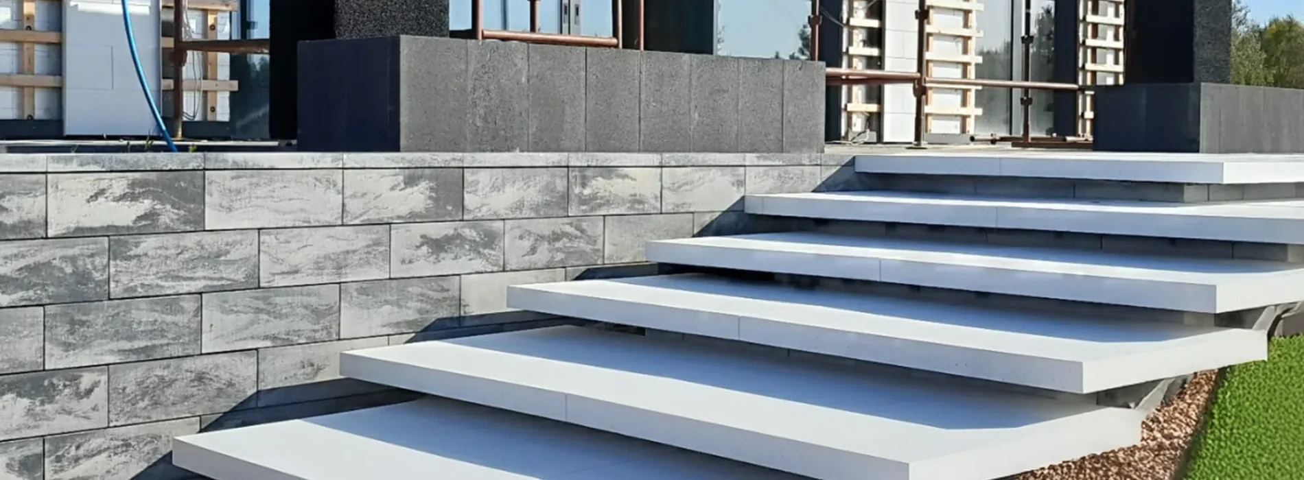 Schody lewitujące – jak nowoczesny akcent architektoniczny sprawdza się w domach i przestrzeniach komercyjnych?