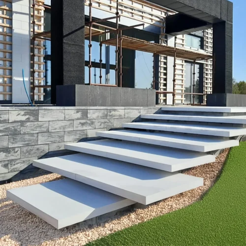 Schody lewitujące – jak nowoczesny akcent architektoniczny sprawdza się w domach i przestrzeniach komercyjnych?